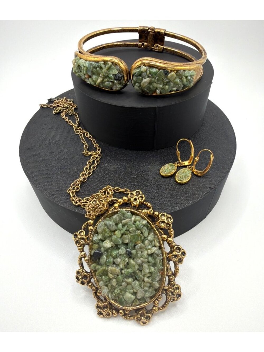 Vintage 1970s Gold-Tone Green Jade Chip Set Pendant Necklace Bracelet Earrings - Picture 8 of 13
